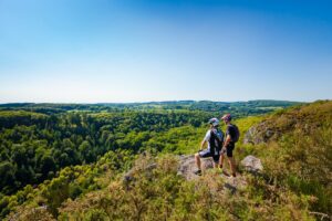 Vallée encaissée de la Suisse Normande avec reliefs boisés et rivière