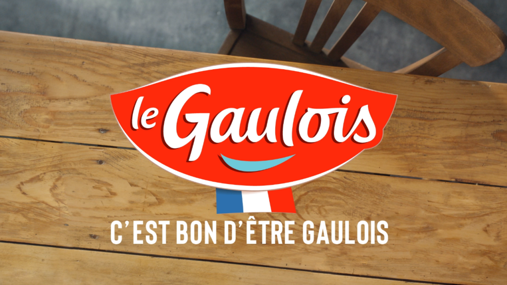 Volaille rôtie dorée entourée de fromages de terroir, clin d'oeil au gaulois et à la table française