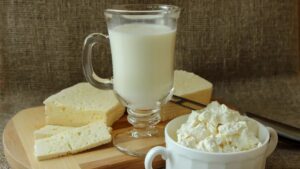 Lactosérum liquide séparé du caillé dans une cuve de fromagerie