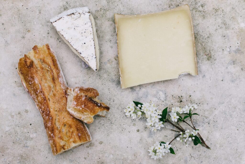 Tranches de comté affiné servies sur une planche en bois