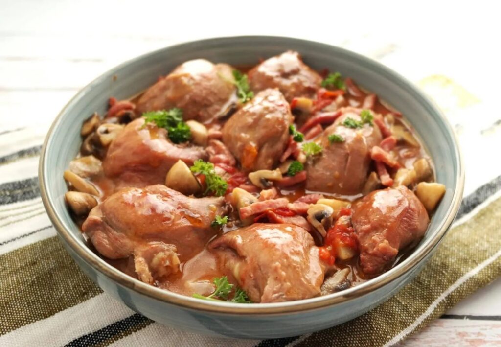 Sot l'y laisse de dinde dorés à la poêle avec des champignons et une sauce à la crème