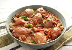 Sot l'y laisse de dinde dorés à la poêle avec des champignons et une sauce à la crème
