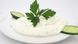 Bol de sauce au yaourt aux fines herbes avec légumes croquants