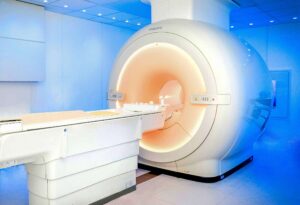 Machine IRM à large tunnel installée dans une salle d'imagerie médicale