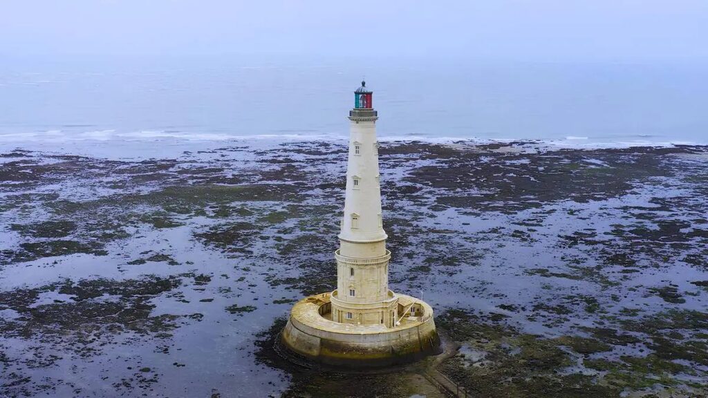 Le phare de Cordouan dressé sur son plateau rocheux à l'entrée de l'estuaire de la Gironde