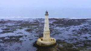 Le phare de Cordouan dressé sur son plateau rocheux à l'entrée de l'estuaire de la Gironde